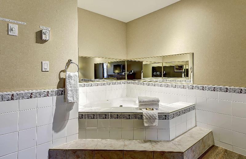 Suite King Size Bed, Hampton Inn Dumfries/quantico