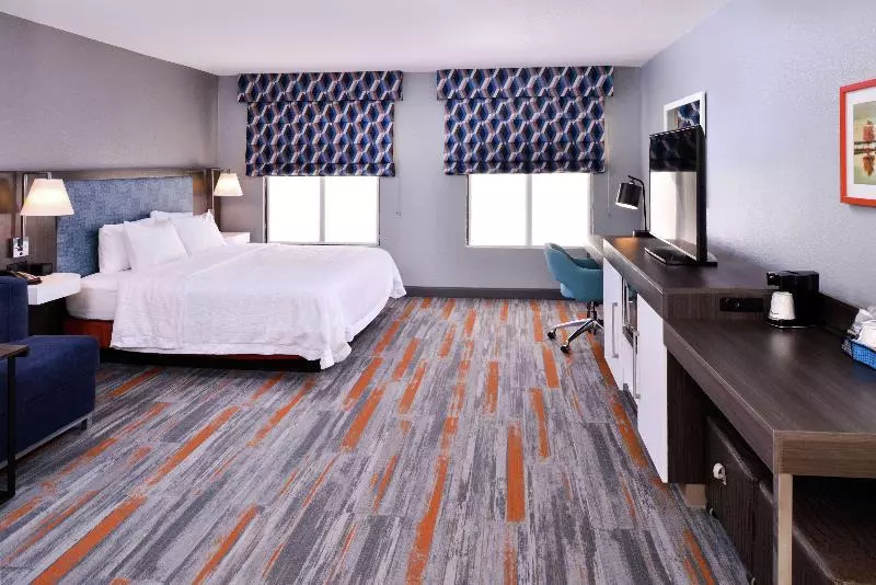 キングサイドベッドのスタンダードワンルーム, Hampton Inn & Suites Legacy Parkfrisco
