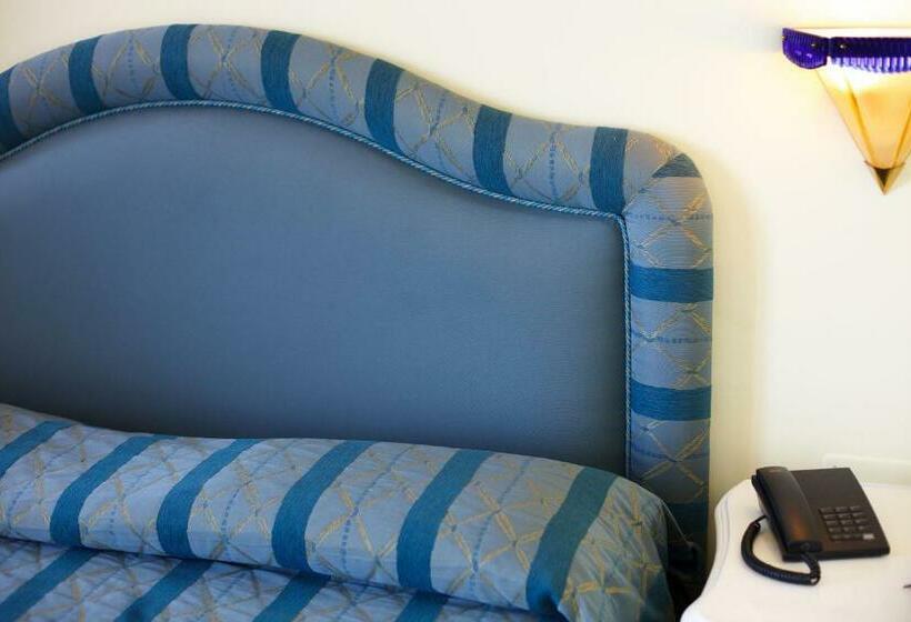 스탠다드 룸, Johanna Park