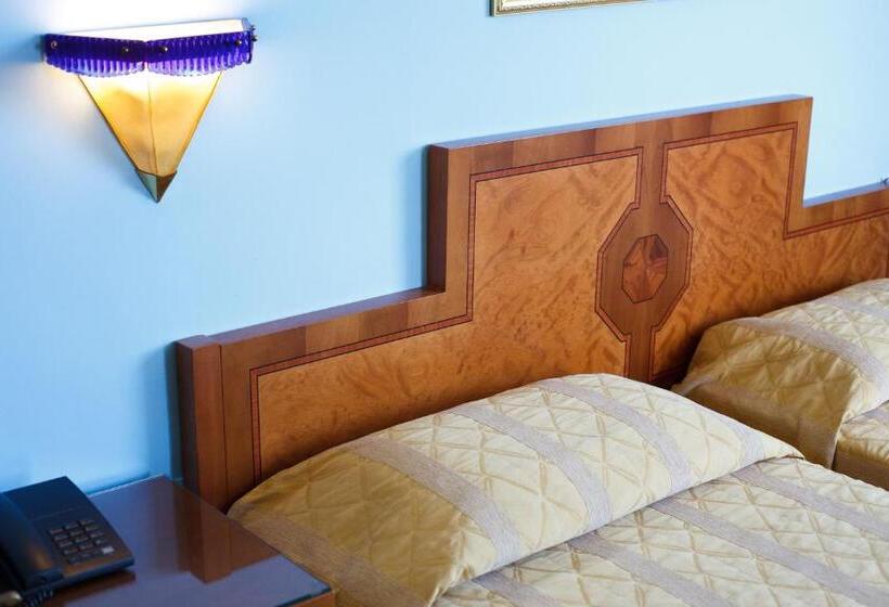 스탠다드 룸, Johanna Park