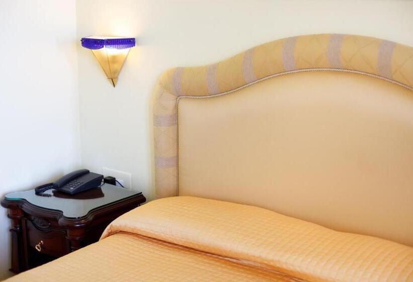 스탠다드 룸, Johanna Park