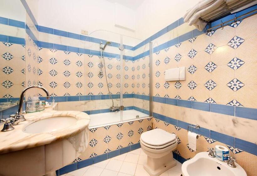 4인용 스탠다드 룸, Johanna Park