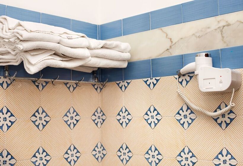 4인용 스탠다드 룸, Johanna Park