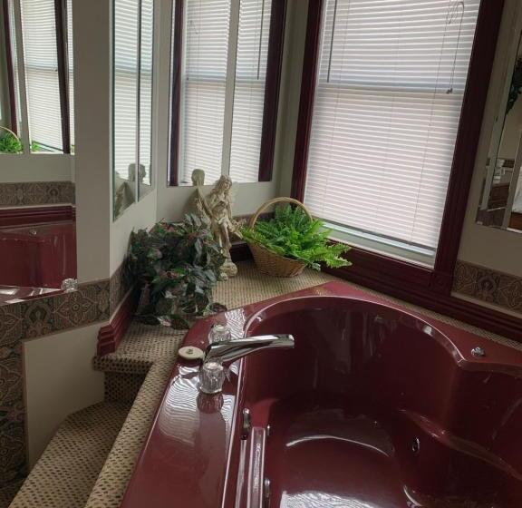 غرفة قياسية مزوَّدة بجاكوزي, Lakeview