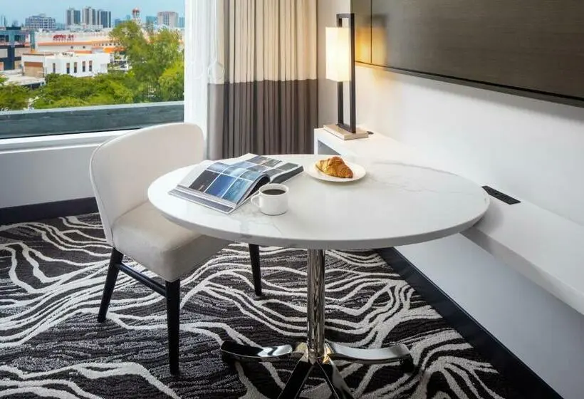 اتاق استاندارد با تخت بزرگ, Hilton Miami Aventura