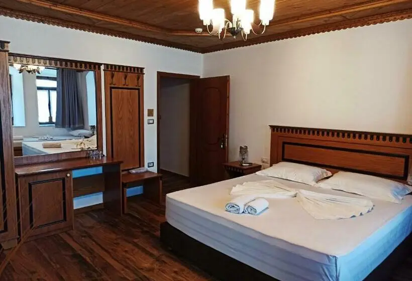 اتاق سوپریور با چشم‌انداز استخر, Praga