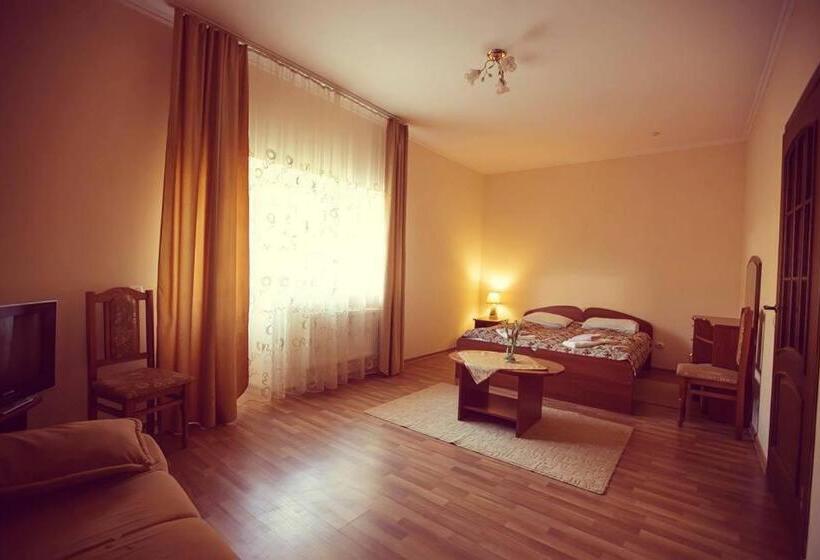 جناح جونيور عائلى, Shaian Edelweis