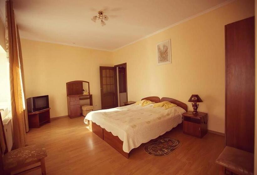 Family Suite, Shaian Edelweis