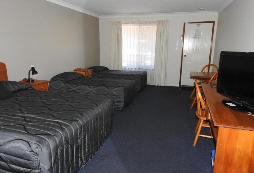 Семейный Номер, Asters On James Motor Inn