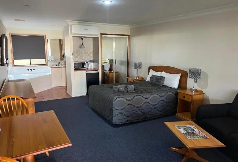 اتاق لوکس, Asters On James Motor Inn