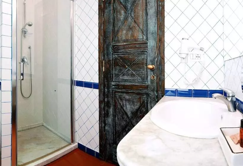 اتاق کلاسیک سه تخته, Costa Dei Fiori