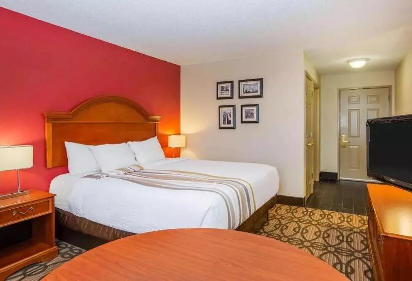 اتاق استاندارد با تخت بزرگ برای معلولان, La Quinta By Wyndham North Platte