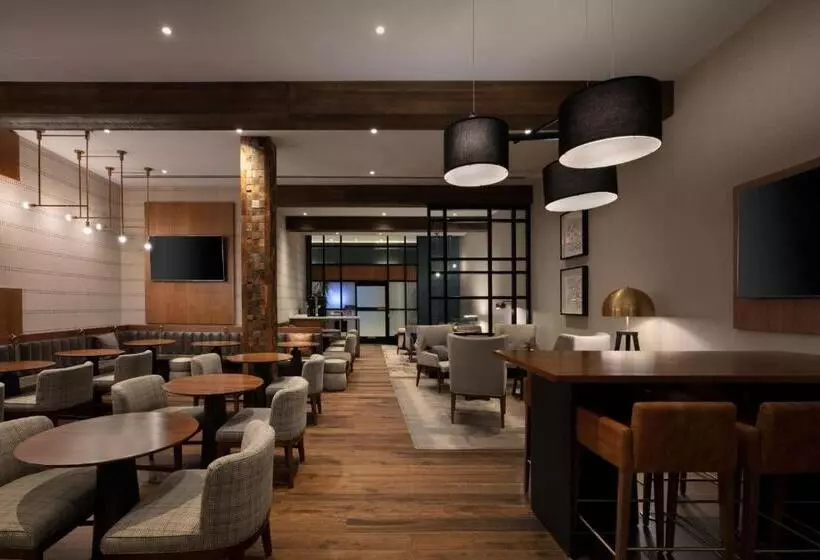 اتاق لوکس با تخت بزرگ, Louisville Marriott Downtown