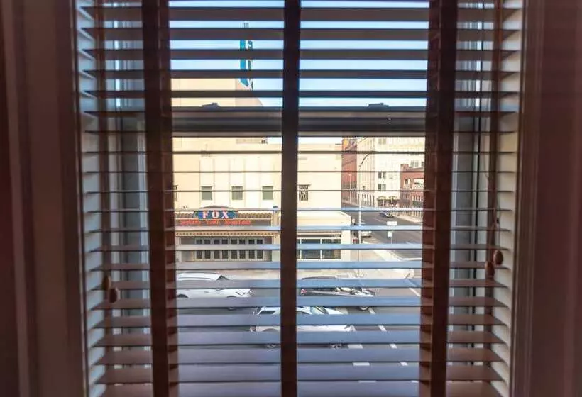 سوئیت با تخت بزرگ, Montvale