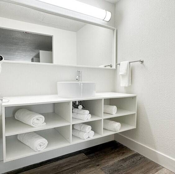 标准间, Oneway Brunswick