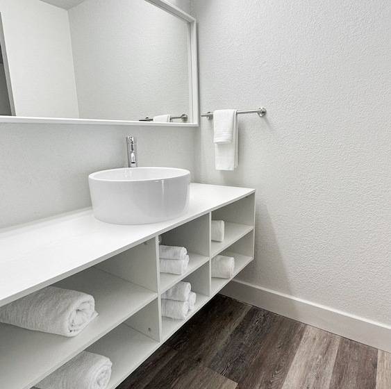 标准间, Oneway Brunswick