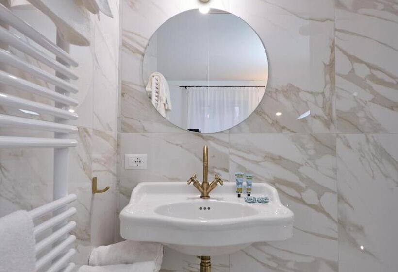 سوئیت با تخت بزرگ, Archè Design Rooms And Suites