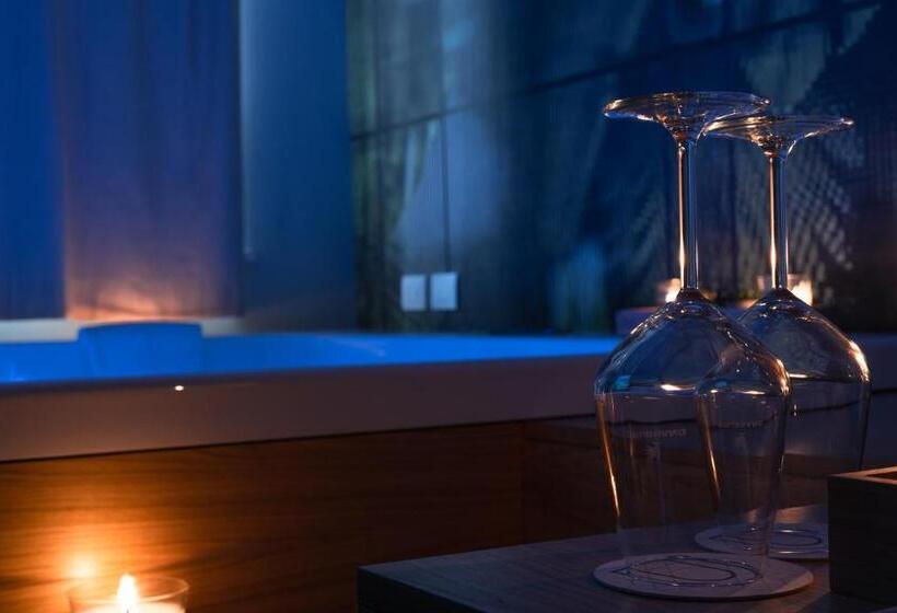 套房配有游泳池, Archè Design Rooms And Suites