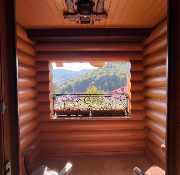 سوییت با چشمانداز کوه, Knyazhyj Dvir