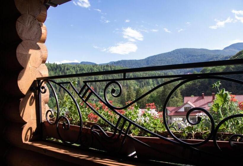 سوییت با چشمانداز کوه, Knyazhyj Dvir