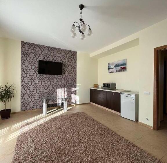 سوییت با چشمانداز کوه, Knyazhyj Dvir