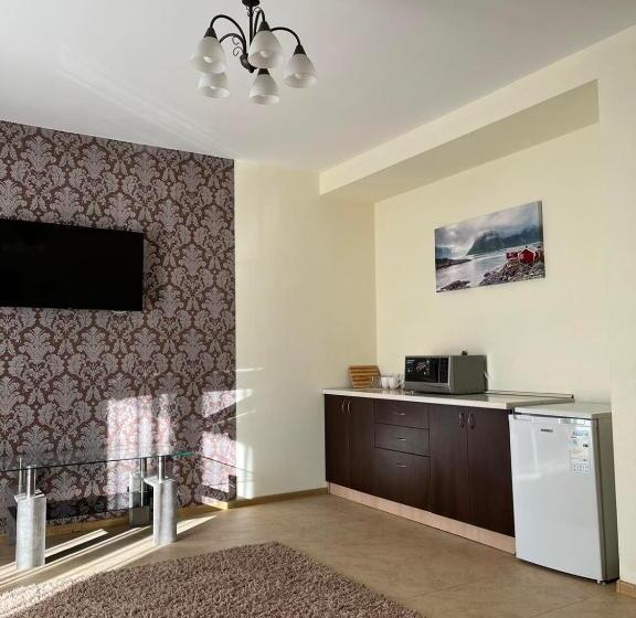 سوییت با چشمانداز کوه, Knyazhyj Dvir