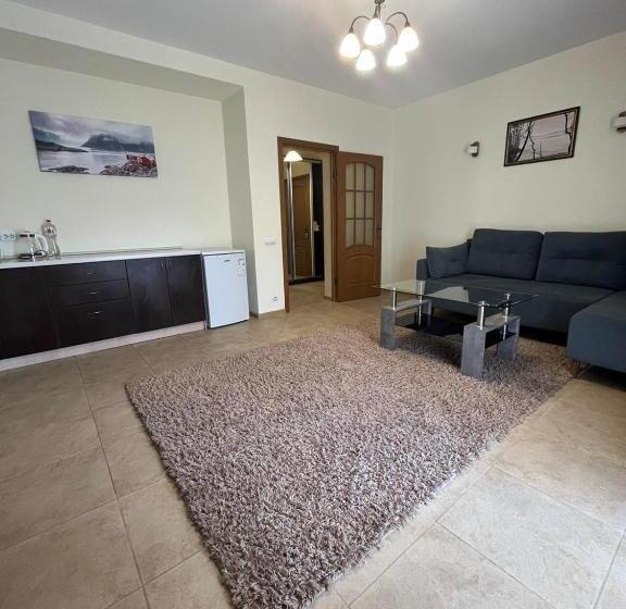 سوییت با چشمانداز کوه, Knyazhyj Dvir