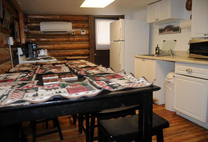 Дом 2 Спальни, Yellowstone Motel   Adults Only   All Rooms Have Kitchens