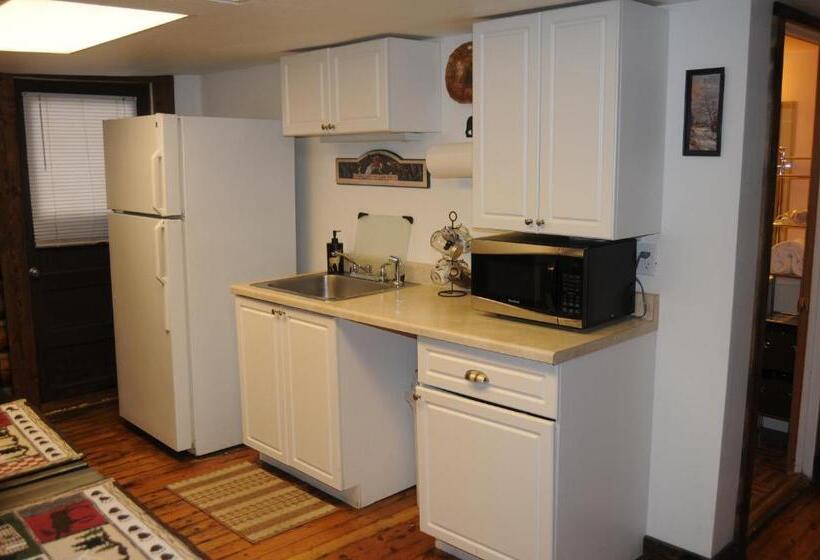 Дом 2 Спальни, Yellowstone Motel   Adults Only   All Rooms Have Kitchens