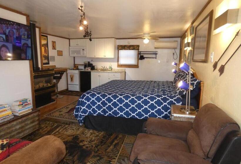 Номер Стандарт, Yellowstone Motel   Adults Only   All Rooms Have Kitchens