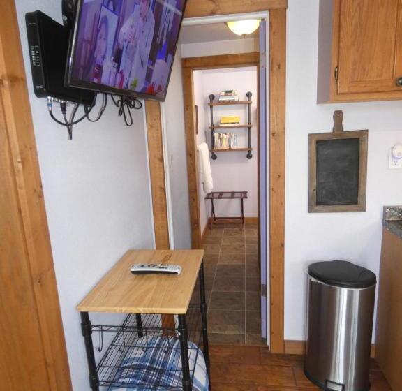 Номер Стандарт, Yellowstone Motel   Adults Only   All Rooms Have Kitchens