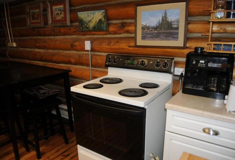 Дом 2 Спальни, Yellowstone Motel   Adults Only   All Rooms Have Kitchens
