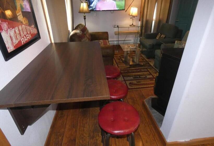 Студия Deluxe, Yellowstone Motel   Adults Only   All Rooms Have Kitchens