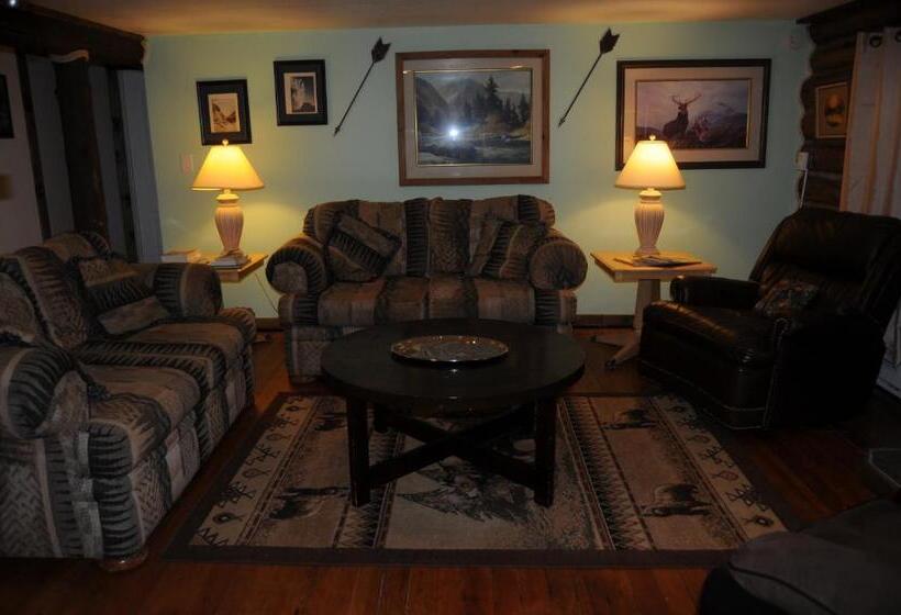 Дом 2 Спальни, Yellowstone Motel   Adults Only   All Rooms Have Kitchens