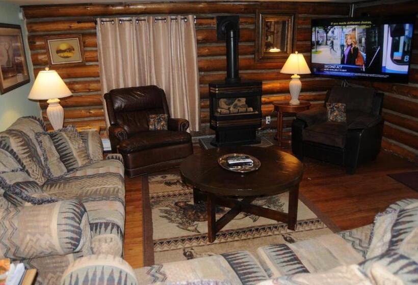 Дом 2 Спальни, Yellowstone Motel   Adults Only   All Rooms Have Kitchens