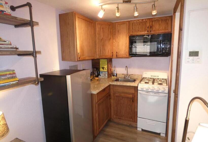 Номер Стандарт, Yellowstone Motel   Adults Only   All Rooms Have Kitchens