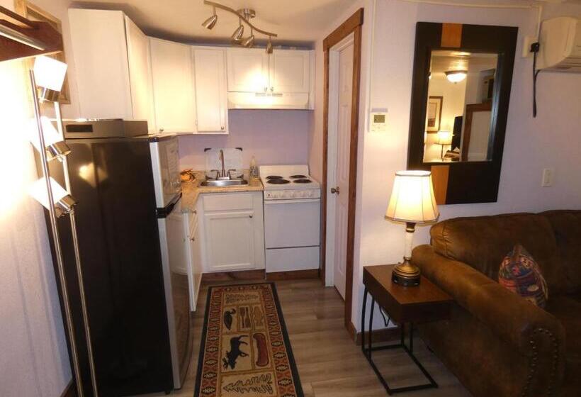 Номер Стандарт, Yellowstone Motel   Adults Only   All Rooms Have Kitchens