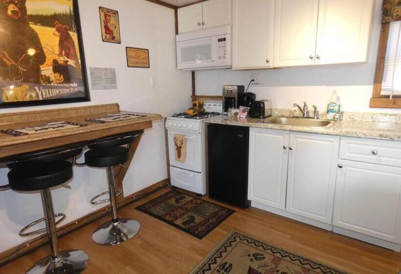 Номер Стандарт, Yellowstone Motel   Adults Only   All Rooms Have Kitchens