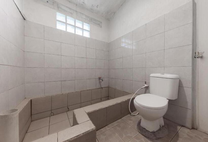 Номер Deluxe, Urbanview Hotel D Pineapple Villa Ciater By Reddoorz