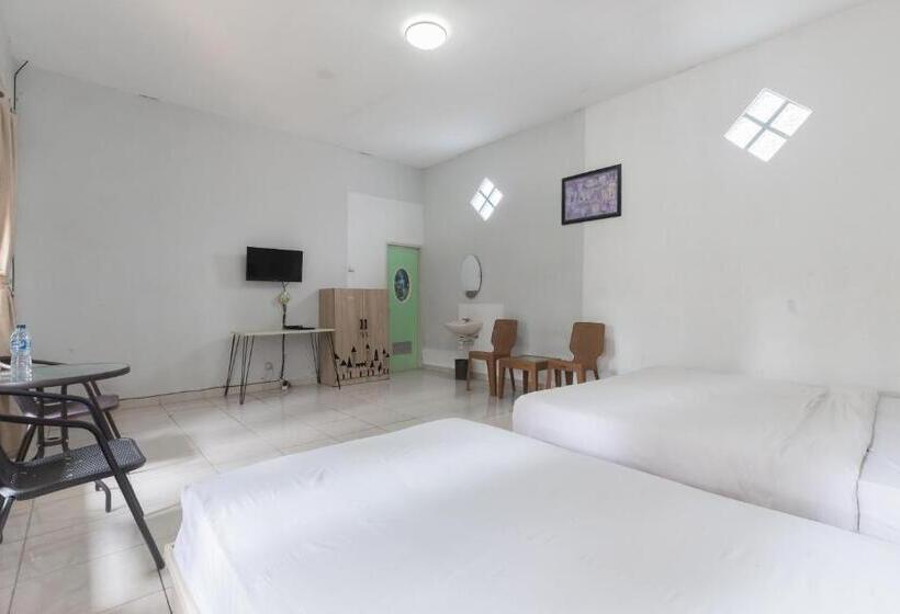 Семейный Номер, Urbanview Hotel D Pineapple Villa Ciater By Reddoorz