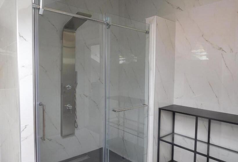 سوئیت پرزیدنت, Villa Aronija