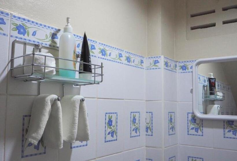 اتاق استاندارد با سرویس بهداشتی مشترک, Kantawan House