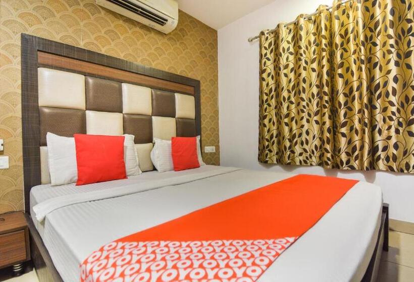 Chambre Triple Classique, Flagship Hotel Lexis