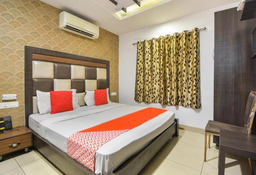 Chambre Triple Classique, Flagship Hotel Lexis