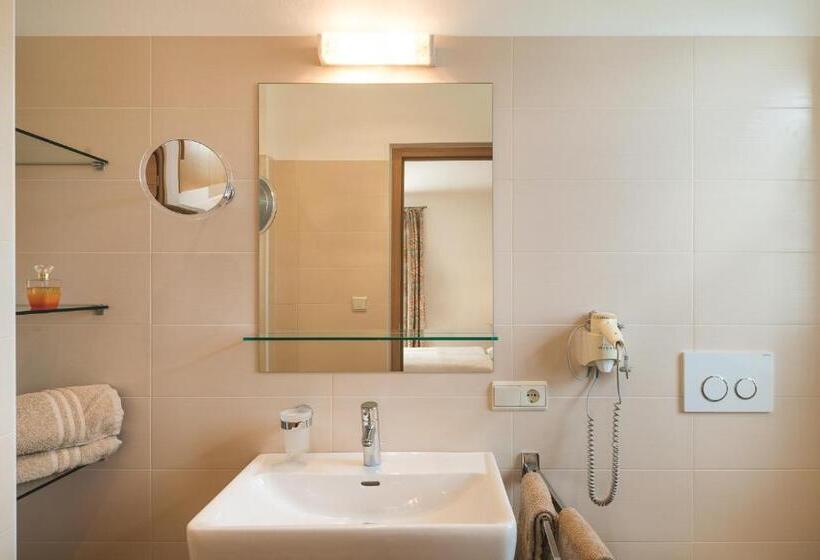 اتاق لوکس با بالکن, Untermairhof