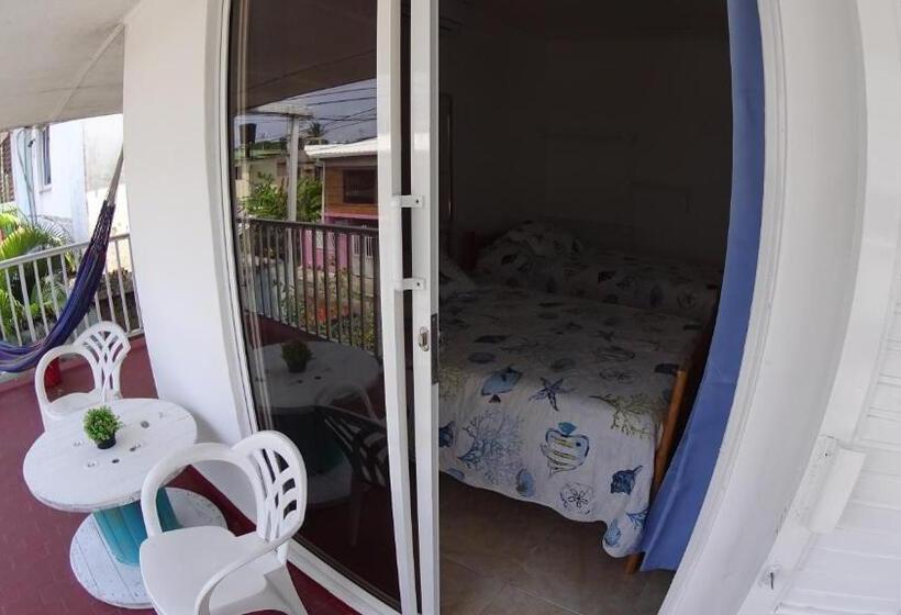 Семейный Номер, Marmows Place