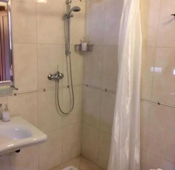 اتاق استاندارد با تخت بزرگ برای معلولان, B&b Armony 111
