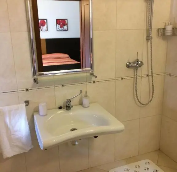 اتاق استاندارد با تخت بزرگ برای معلولان, B&b Armony 111