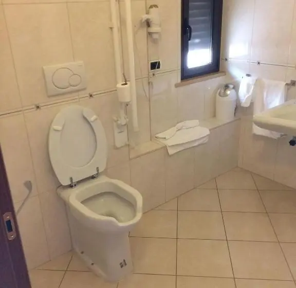 اتاق استاندارد با تخت بزرگ برای معلولان, B&b Armony 111