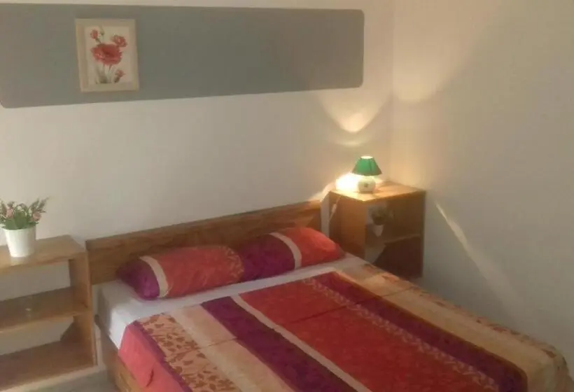 اتاق اکونومی, Casa Picadilly